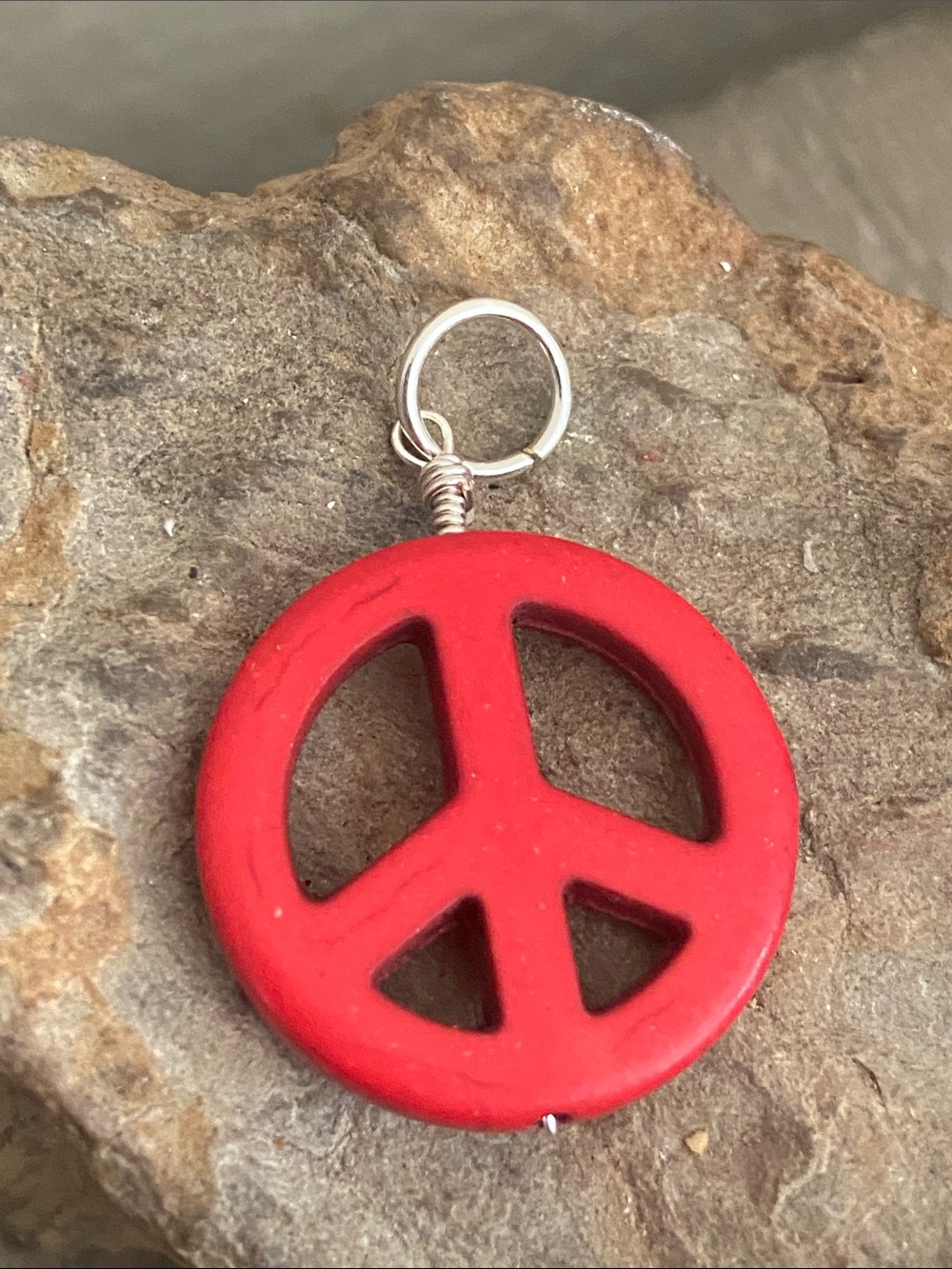 5/$10❤️❤️❤️NEW Red Howlite Stone Peace Sign Pendant Charm